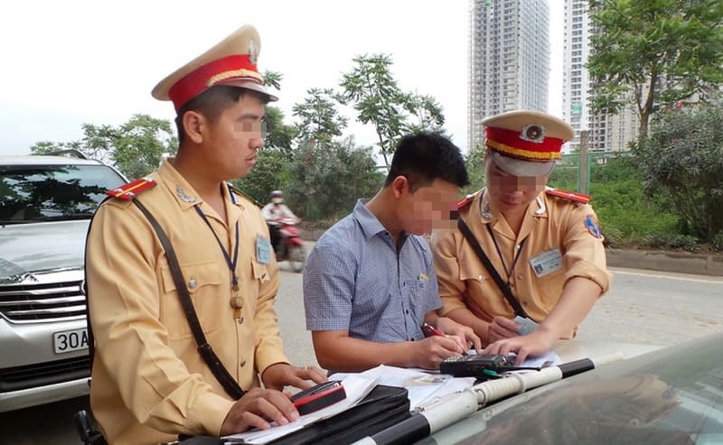 Mức phạt lỗi không có hoặc không mang bằng lái xe 1