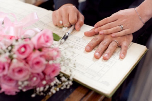 Đăng ký kết hôn cần những giấy tờ gì và thực hiện ở đâu?